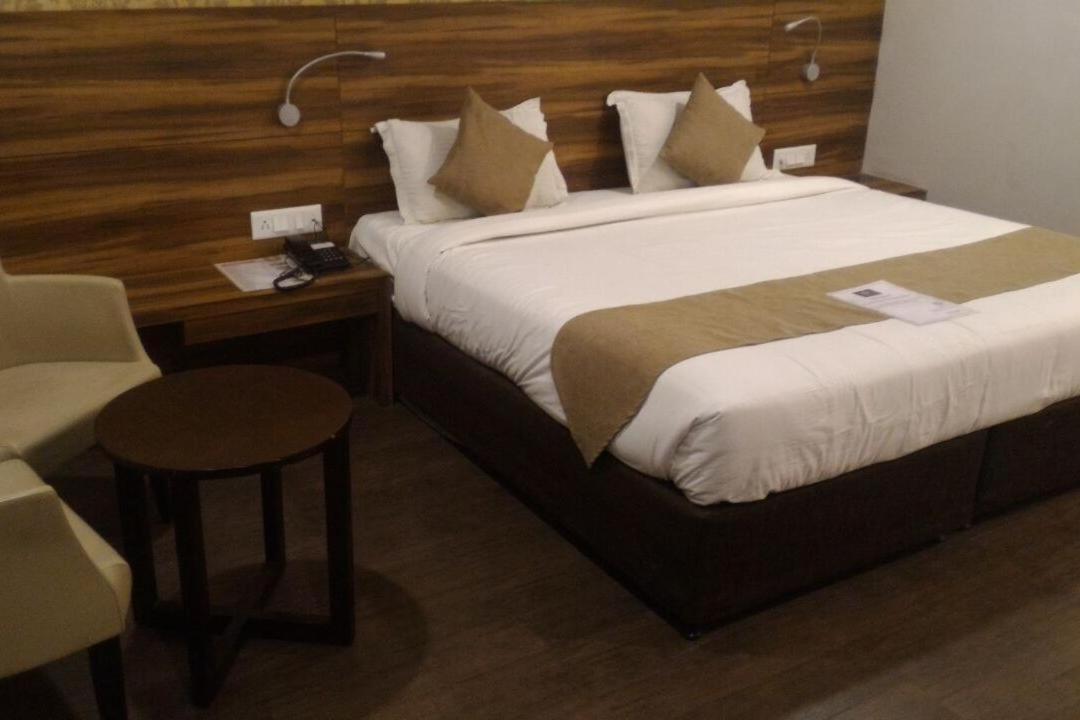 Hotel Sandstone Inn Lucknow Dış mekan fotoğraf
