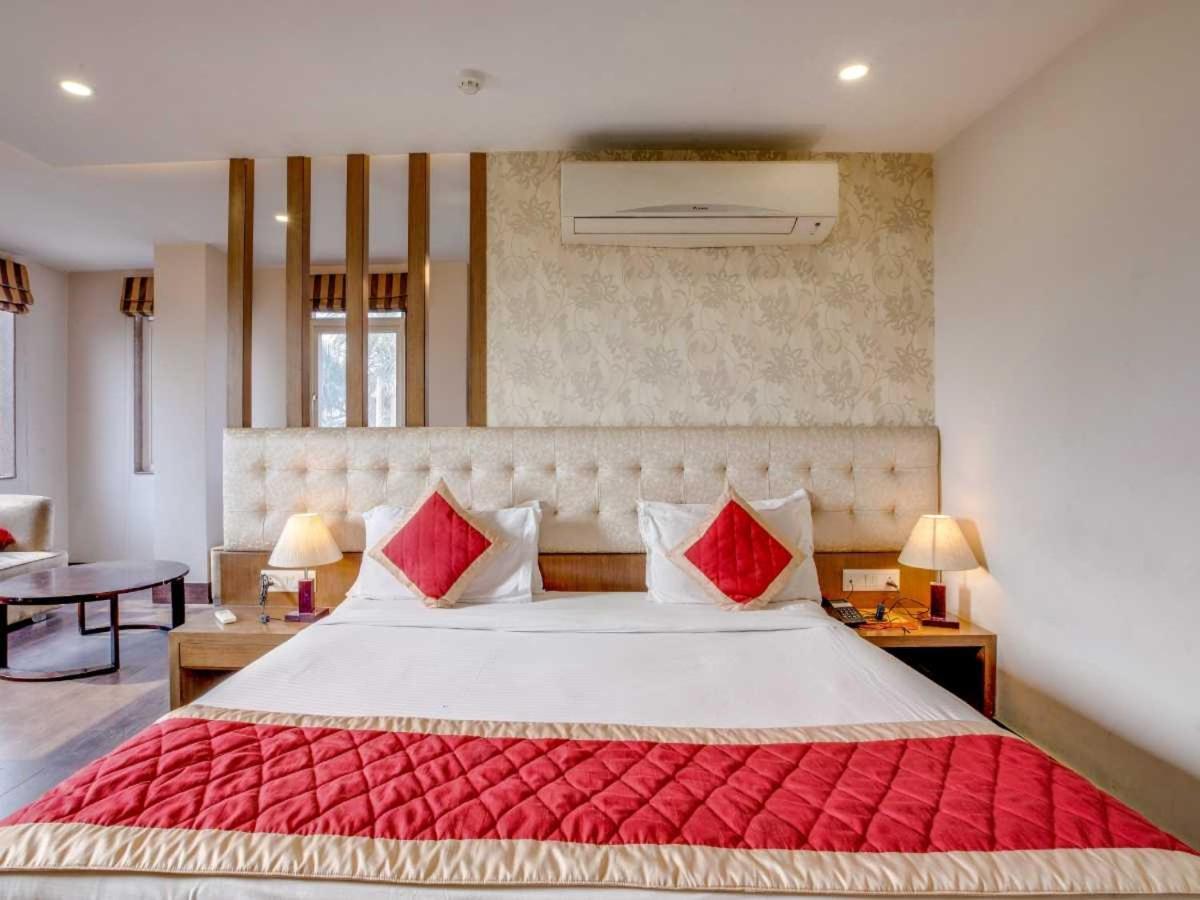 Hotel Sandstone Inn Lucknow Dış mekan fotoğraf