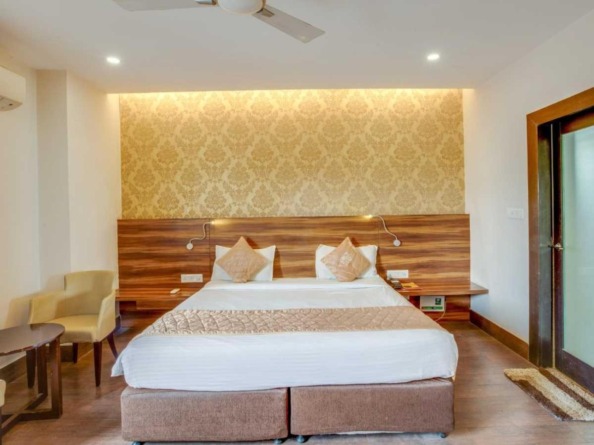 Hotel Sandstone Inn Lucknow Dış mekan fotoğraf